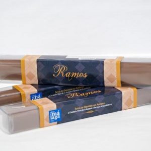 Turrón lingote de chocolate al caramelo, avellana, pasas y naranja.